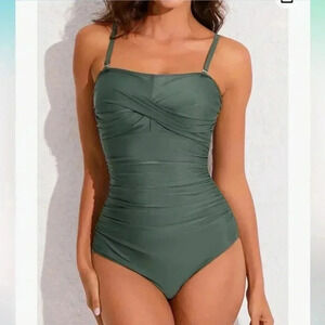 (33) NWT  one piece swimsuit​